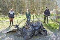 Déchets dans et sur les rives de la rivière de l’Our